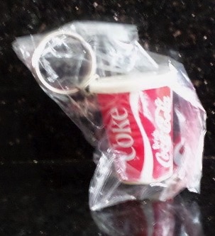93137-1 € 2,00 coca cola sleutelhanger plastic drinkbker.jpeg